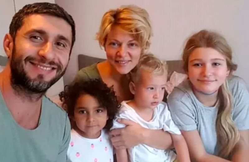 Dana Nălbaru și Dragoș Bucur împreună cu cei trei copii