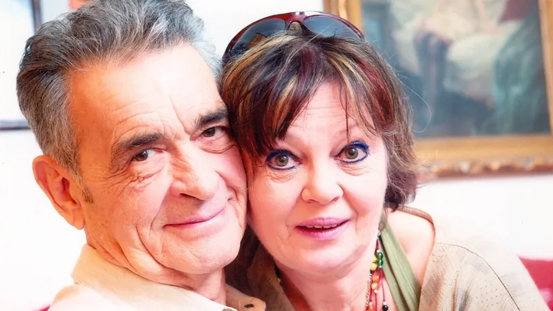 Anca Pandrea pl&acirc;nge că nu poate merge la morm&acirc;nt la Iurie Darie: "&Icirc;ncă &icirc;i simt prezența, chiar dacă a trecut at&acirc;ta vreme". Văduva regretatului actor nu putea să stea &icirc;n soare din cauza insuficienței cardiace de care suferă