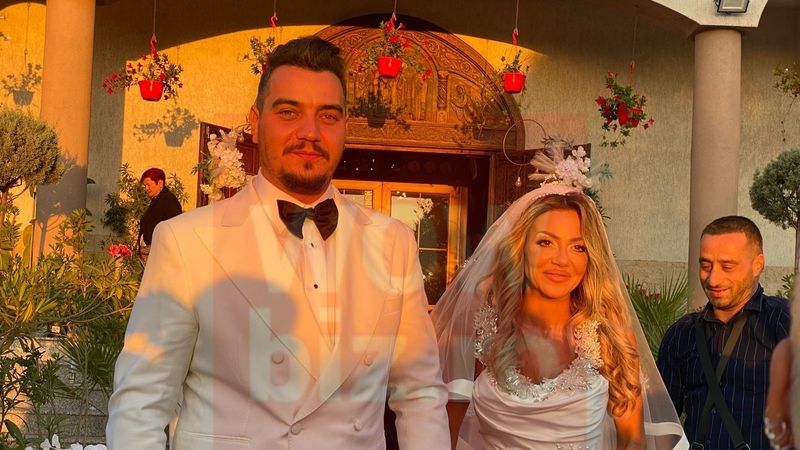EXCLUSV! Povestea rochiei de mireasă purtată de Andreea, proaspăta soție a lui Bursucu: "O aveam salvată &icirc;n telefon de dinainte să mă ceara"