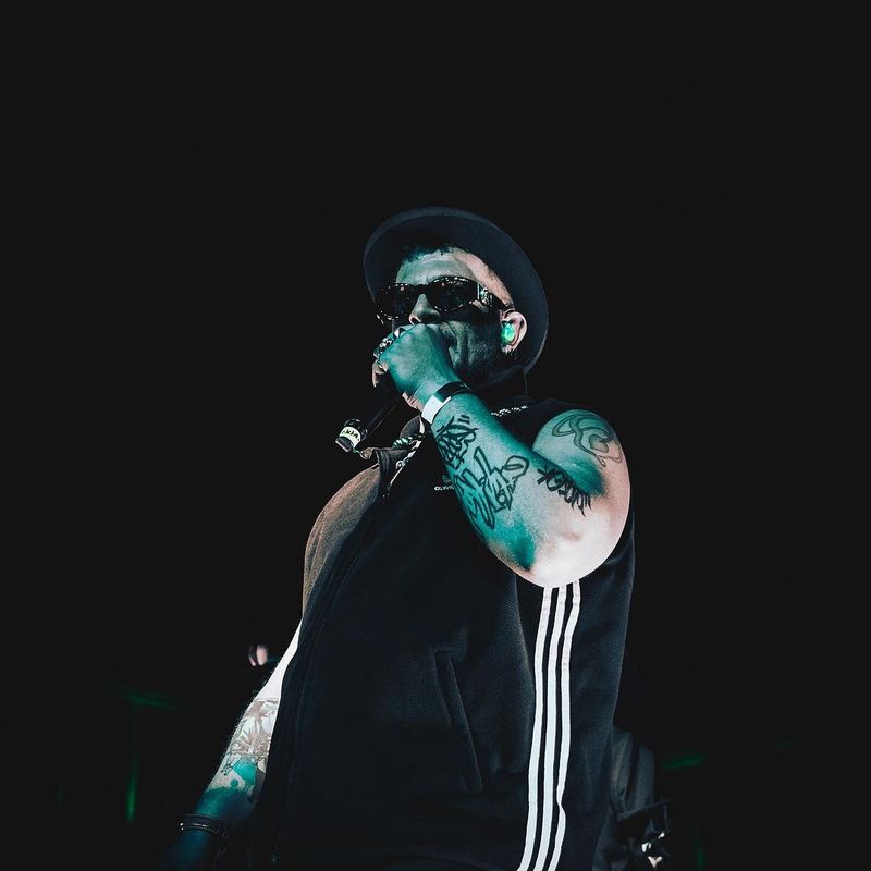 Macanache s-a trezit cu poliția la ușă