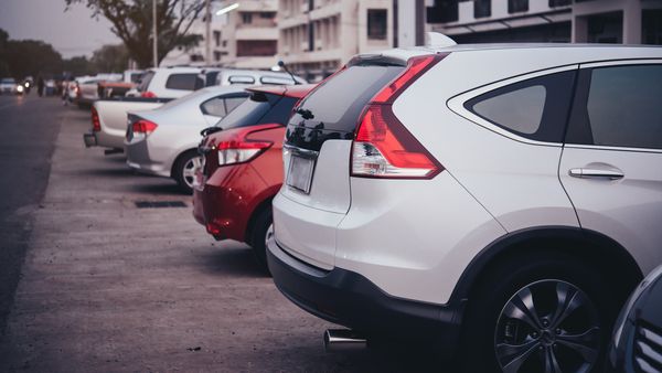 Ce amendă plătești dacă lași mașina parcată neregulamentar? Prevederile legale din OUG nr. 195/2022