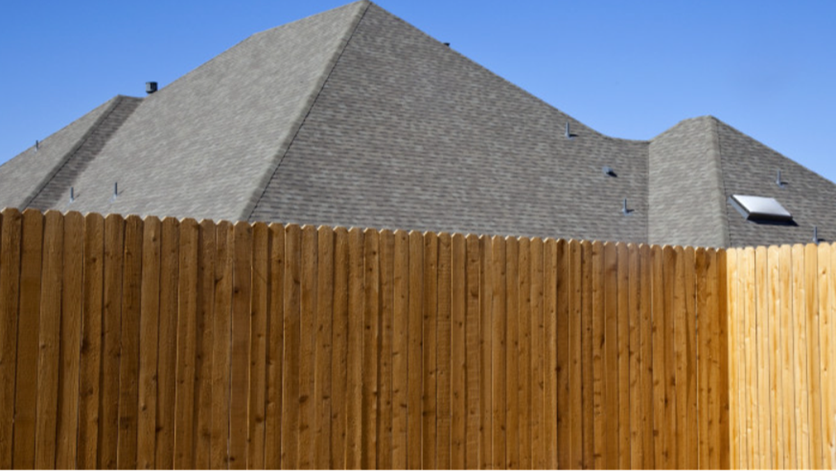 Un bărbat de 71 de ani stă închis în casă de 55 de ani pentru că îi este frică de femei