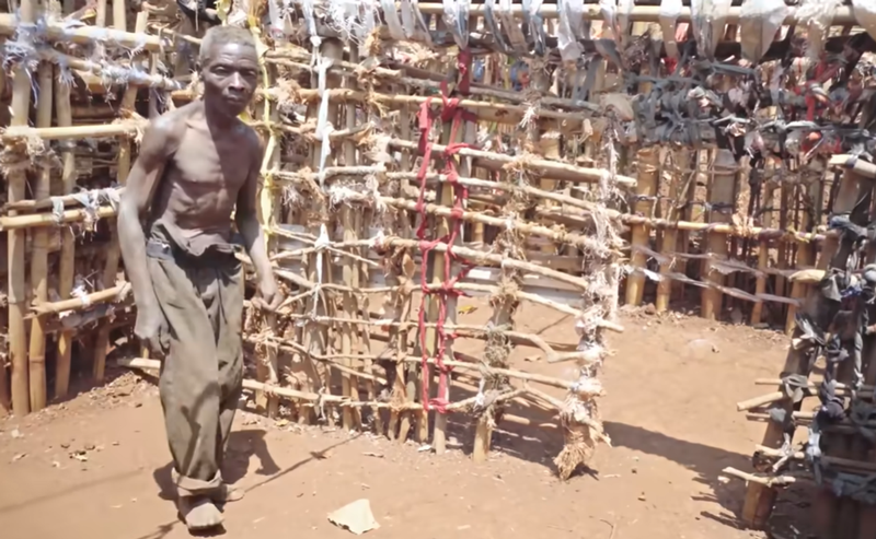 Un bărbat de 71 de ani stă închis în casă de 55 de ani pentru că îi este frică de femei