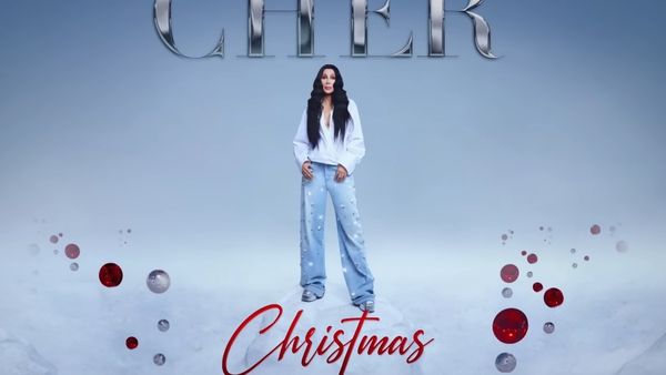 Cher a lansat un album de Crăciun - "Christmas"