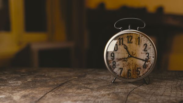Rom&acirc;nia trece la ora de iarnă 2023 &icirc;n ultimul weekend din octombrie. Pe ce dată trebuie să dăm ceasurile &icirc;napoi? 