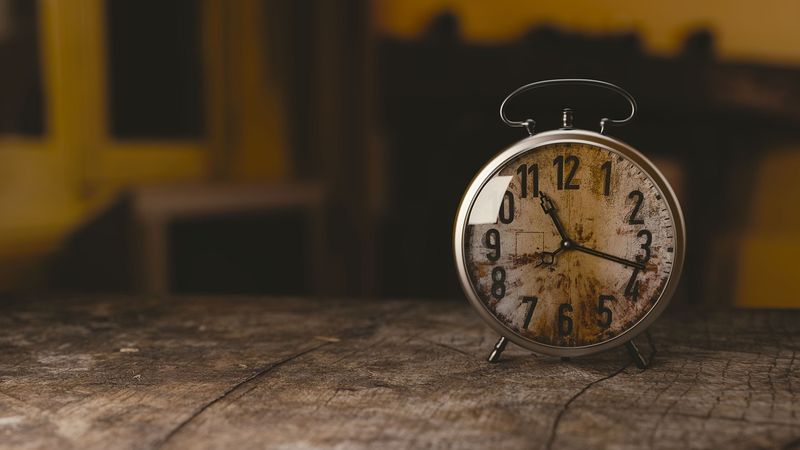 Rom&acirc;nia trece la ora de iarnă 2023 &icirc;n ultimul weekend din octombrie. Pe ce dată trebuie să dăm ceasurile &icirc;napoi? 
