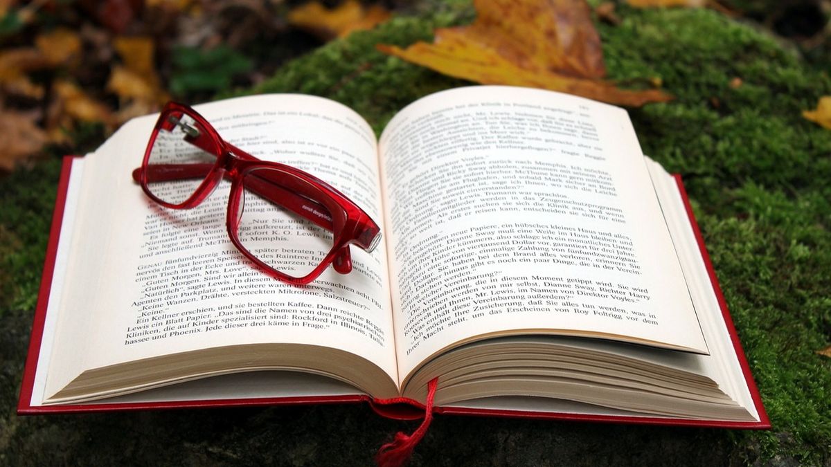 Cinci cărți pe care să le citești în luna noiembrie 2023: Povești de neuitat pentru ultima lună de toamnă