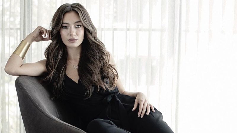 "Sunt extrem de emoționată". Neslihan Atag&uuml;l a primit premiul pentru cea mai bună actriță la cea de-a 5-a ediție a premiilor &bdquo;Cerbul de Cristal&rdquo;