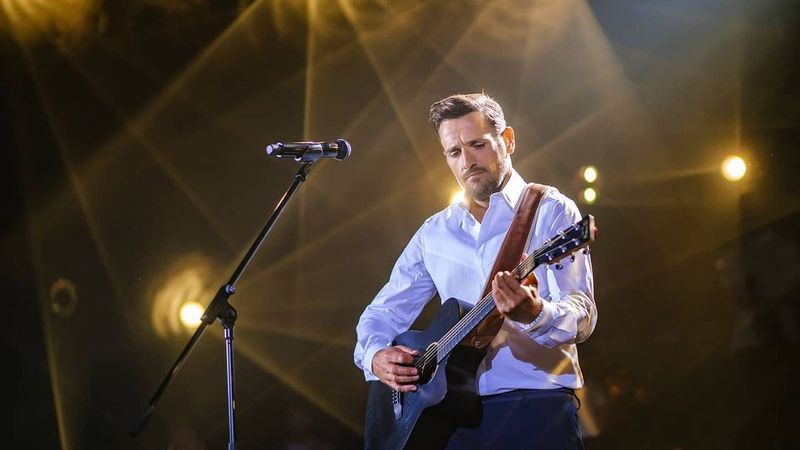 "Pentru mine România este ca a doua casă". Nikos Vertis, cel mai popular artist al Greciei, revine la București și Cluj-Napoca. Când va concerta