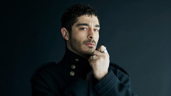 Burak Deniz, catalogat drept unul dintre cei mai frumoși bărbați din lume. Reacția actorului: "Eram arătos chiar &icirc;nainte de a deveni actor"