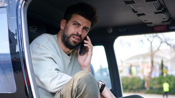 &ldquo;Shakira a fost răzbunată. Nu poți scăpa de karmă&rdquo;. Gerard Pique, momente bizare &icirc;n timp ce &icirc;ncerca să semneze un tricou. Fostul fotbalist a căzut brusc de pe scenă - VIDEO