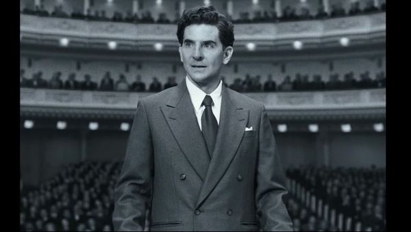 TRAILER: Bradley Cooper &icirc;l portretizează pe dirijorul Leonard Bernstein &icirc;n filmul "Maestro". C&acirc;nd va avea loc premiera pe Netflix