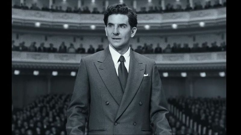 Bradley Cooper îl portretizează pe dirijorul Leonard Bernstein în filmul 