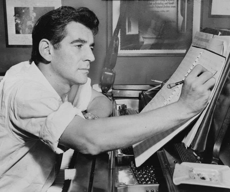 Leonard Bernstein compunând la pian