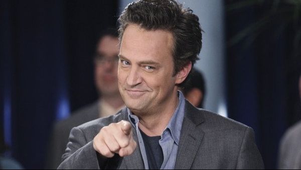 Cine a fost Matthew Perry, actorul iubit de milioane de rom&acirc;ni. A făcut istorie &icirc;n serialul "Friends"