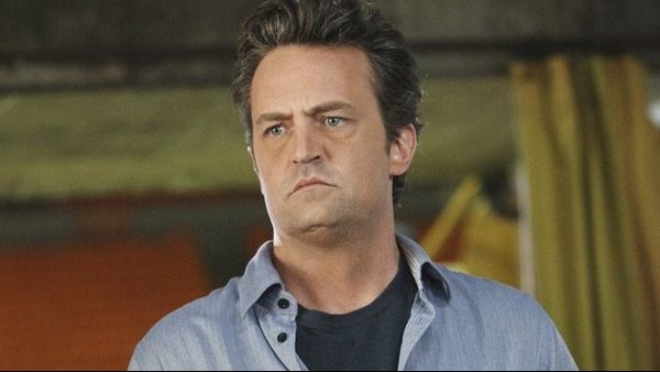 "Te face să te simți bine?".Ultimul mesaj transmis de Matthew Perry părea să prevestească sf&acirc;rșitul. Fanii regretatului actor au rămas șocați