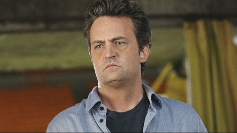 "Te face să te simți bine?".Ultimul mesaj transmis de Matthew Perry părea să prevestească sf&acirc;rșitul. Fanii regretatului actor au rămas șocați