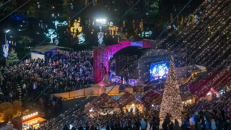 C&acirc;nd se deschide &icirc;n 2023 T&acirc;rgul de Crăciun din Parcul din Drumul Taberei? West Side Christmas Market cuprinde un patinoar, un carusel colorat și o roată panoramică