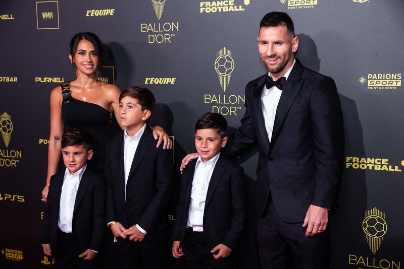 Leo Messi impreuna cu sotia si copiii la decernarea Balonului de Aur