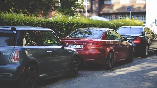 Noi reguli pentru șoferi. Ce amenzi riscă dacă parchează mașinile pe locuri necorespunzătoare