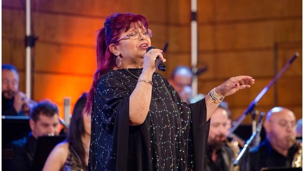 Aura Urziceanu, internată &icirc;ntr-un azil al groazei din Canada. Legendara c&acirc;ntăreață a ajuns să trăiască &icirc;n condiții greu de imaginat: "E foarte greu să mai poată lua cineva legătura cu ea"