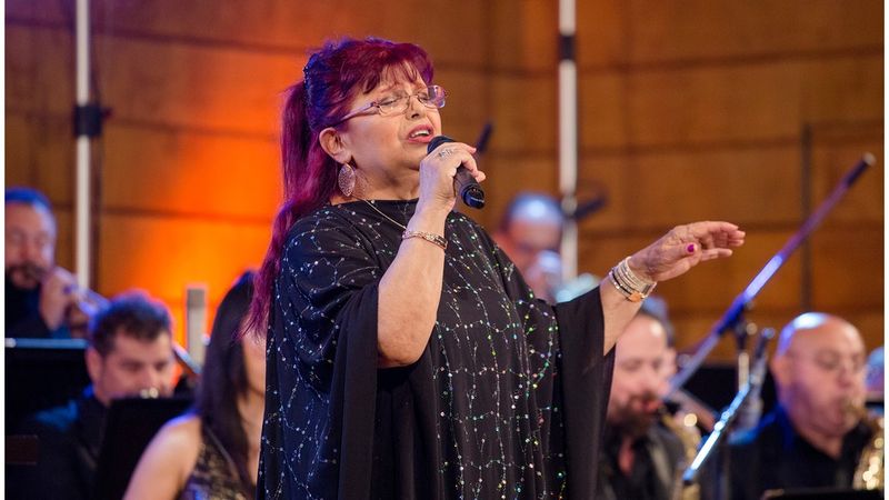 Aura Urziceanu, internată &icirc;ntr-un azil al groazei din Canada. Legendara c&acirc;ntăreață a ajuns să trăiască &icirc;n condiții greu de imaginat: "E foarte greu să mai poată lua cineva legătura cu ea"