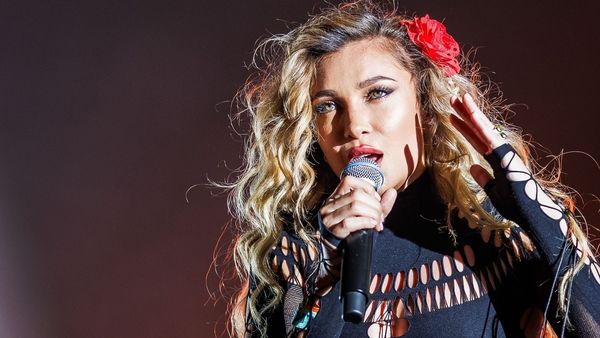 Lora a stârnit un val de reacții după ce un antrenor de fotbal a insultat-o public. Internauții au luat cu asalt secțiunea de comentarii: "Nu înțeleg de ce te-ai aprins atât de tare?"