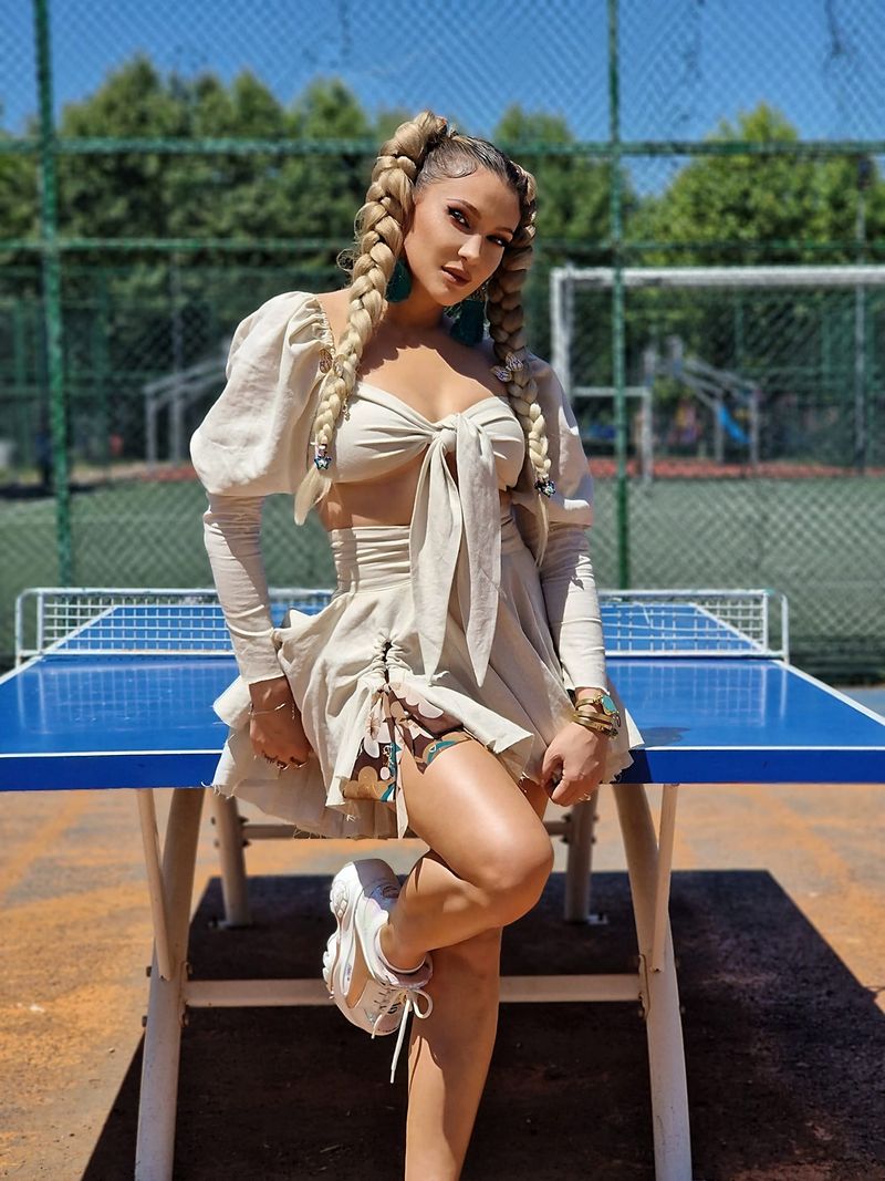 Lora, reacție dură după ce a fost jignită de un antrenor de fotbal