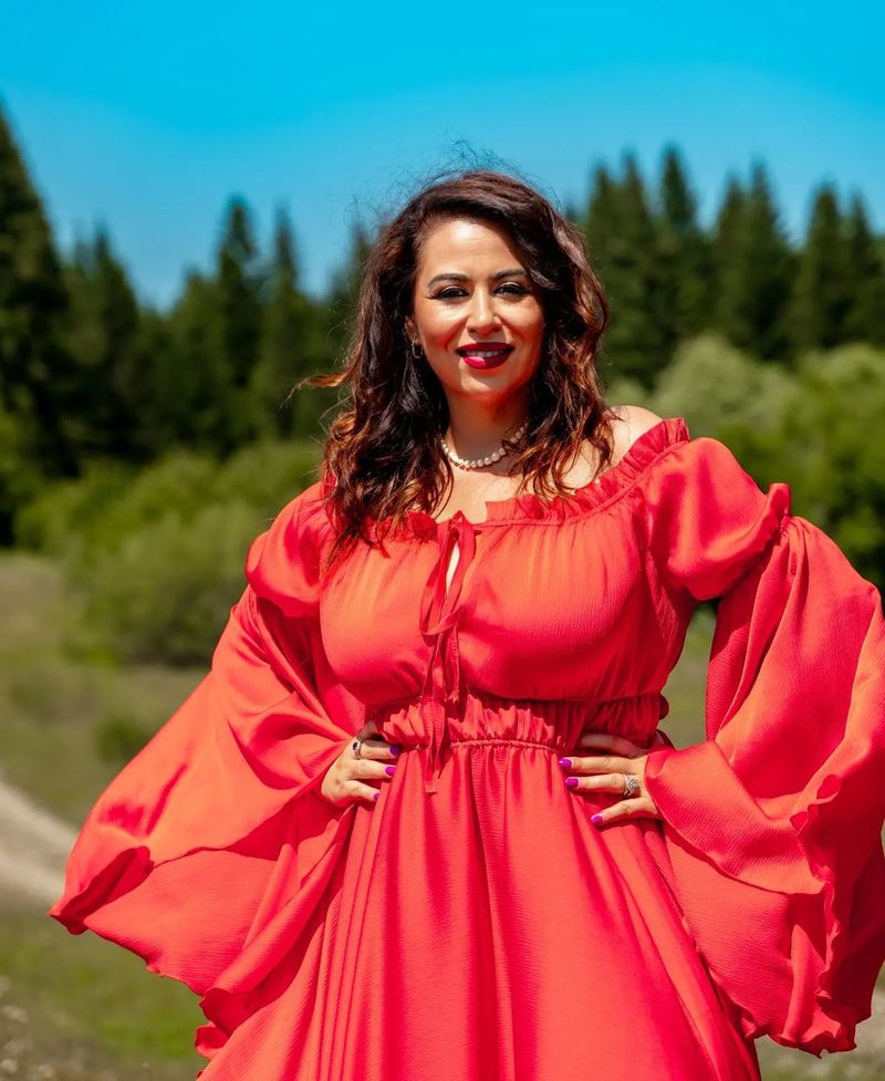 Influencerii din România, păcăliți de un vlogger cu„brânza Regelui Charles al III-lea