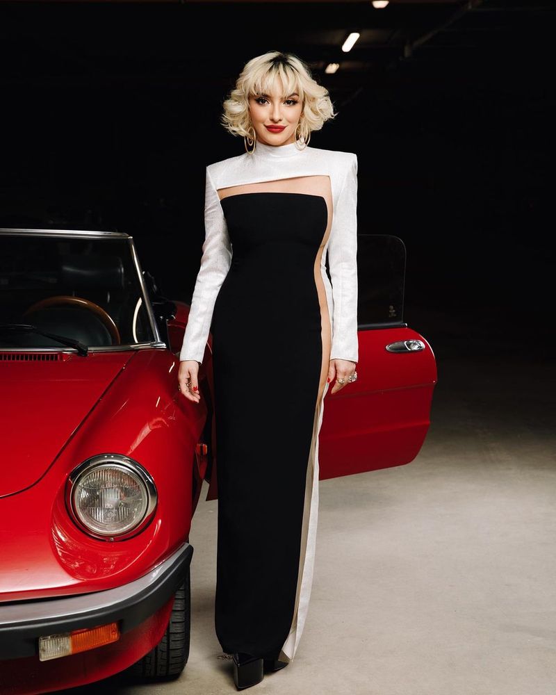 Influencerii din România, păcăliți de un vlogger cu„brânza Regelui Charles al III-lea