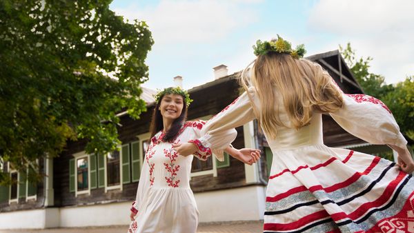 C&acirc;nd se pune busuioc sub pernă de Sf. Andrei 2023? Se spune că fac&acirc;nd acest lucru fetele &icirc;și vor visa ursitul