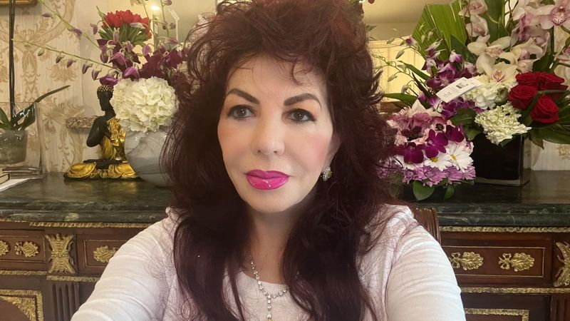 "&Icirc;ntrebarea este cum va supraviețui această relație?". Carmen Harra, predicții &icirc;n ceea ce privește relația dintre Theo Rose și Anghel Damian. Clarvăzătoarea nu vede cu ochi buni dinamica acestora