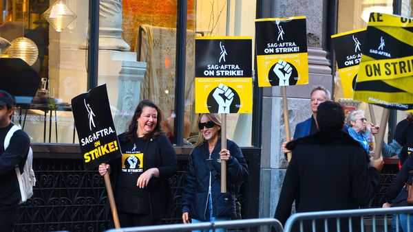 Actorii şi marile studiouri de la Hollywood au ajuns la un acord pentru a pune capăt grevei