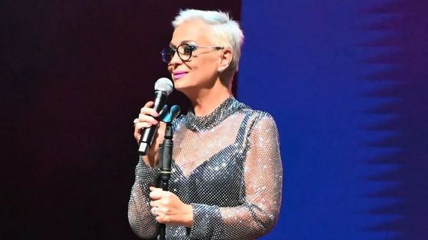 "Sunt la a doua tinerețe. Mă simt minunat, eu &icirc;mi continui fastingul meu, care este foarte sănătos". Monica Anghel, secretul unei siluete de invidiat. Artista și-a schimbat complet stilul de viață după ce a reuşit să slăbească 40 de kilograme