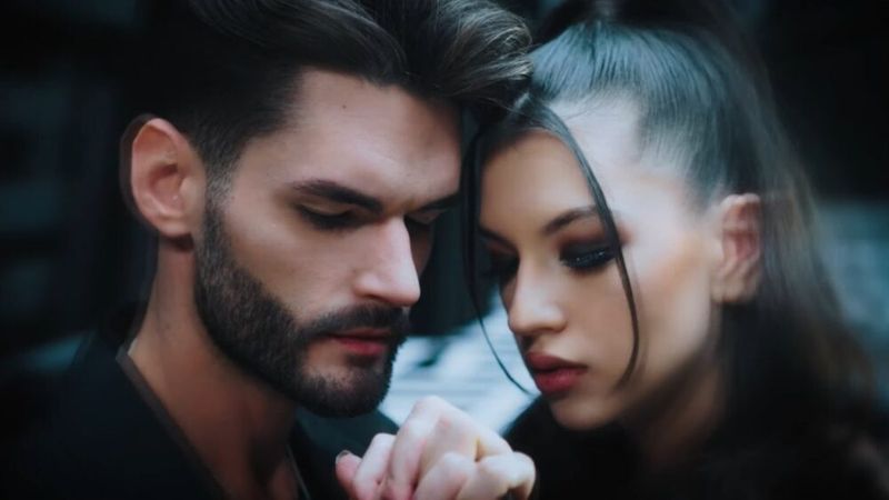 VIDEOCLIP: Edward Sanda x Cleopatra Stratan - Cu pistolul la t&acirc;mplă