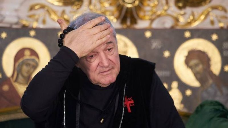 "El nici nu a oprit. Ca să-l evit, am intrat &icirc;n șanț.&nbsp;Nemernic!". Declarații contradictorii făcute de Gigi Becali pe tema accidentului &icirc;n care a fost implicat. Cum a ajuns latifundiarul &icirc;n șanț