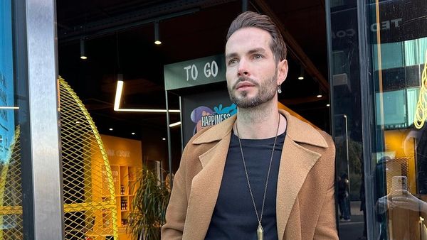 "Pentru toți cei care sunt departe, toți cei care au simțit că viața i-a lăsat în urmă". Randi a lansat piesa "Singur acum"