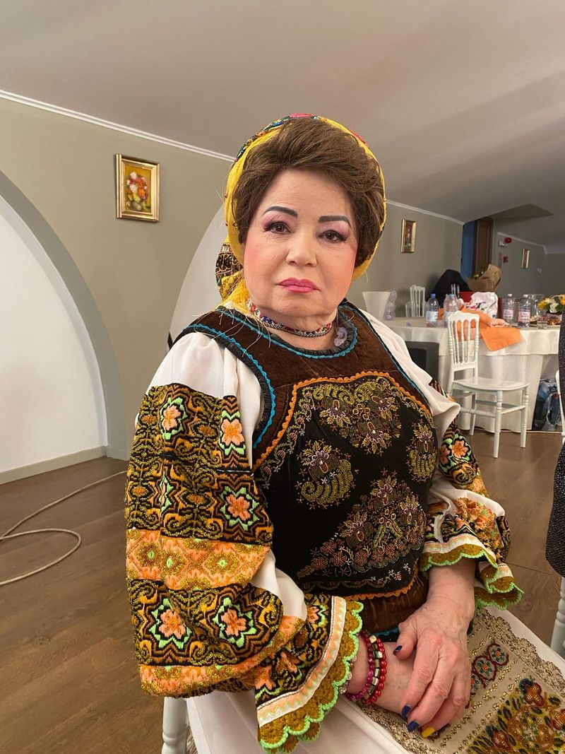 Saveta Bogdan pune un accent deosebit cu ținutele sale