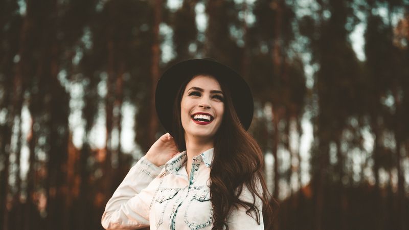 5 &icirc;ntrebări pentru medicul dentist &icirc;nainte să-ți pui coroane dentare