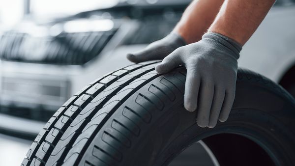 C&acirc;nd se schimbă cauciucurile de iarnă &icirc;n 2023? Amenzi pentru şoferii care nu fac acest lucru