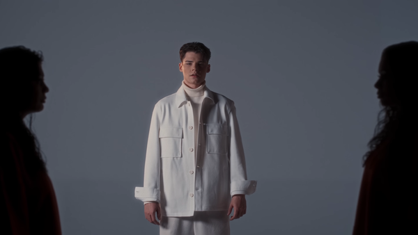 Cristian Porcari surprinde din nou cu piesa "Doare" și cu un videoclip spectaculos: "Este o fereastră spre sufletul meu și o invitație pentru voi să vă pierdeți în povestea mea"