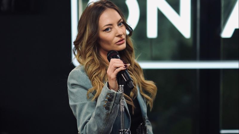 "Ai &icirc;nceput să c&acirc;nți ca ruta CFR. Ultima generație de psihopați sunteți. Și ce păcat de talentul vostru". Delia, taxată dur după lansarea noului single "Jimmy Samurai"