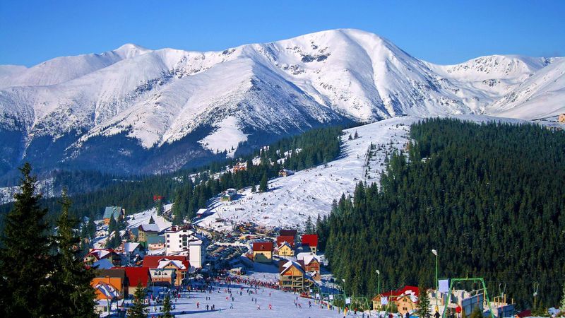 Locul din Rom&acirc;nia unde poți găsi zăpadă acum. Stațiunea este situată la 1.600 m. altitudine, la poalele v&acirc;rfului Păpușa