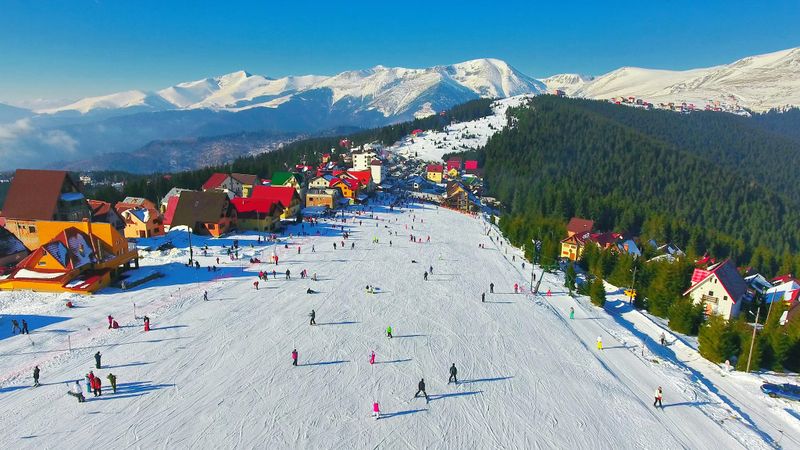 Locul din România unde poți găsi zăpadă acum. Stațiunea este situată la 1.600 m. altitudine, la poalele vârfului Păpușa