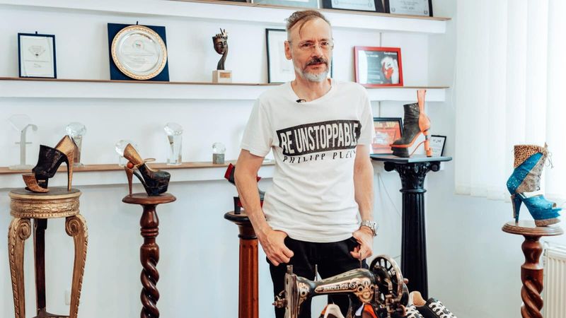 "Am griji, nu pot &icirc;ncuia ușa firmei și să plec &icirc;n lume". Mihai Albu nu a epatat și nici nu a căutat expunerea &icirc;n exces. Motivul real pentru care "arhitectul pantofilor" nu participă la concursuri televizate