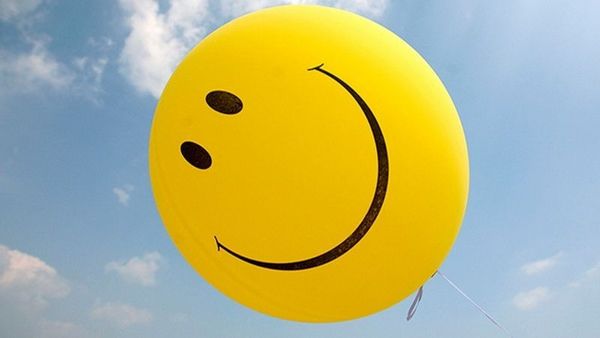 Bancul zilei de sâmbătă, 18 noiembrie 2023: "Ce bărbat amuzant sunteți!". O femeie trece noaptea prin cimitir