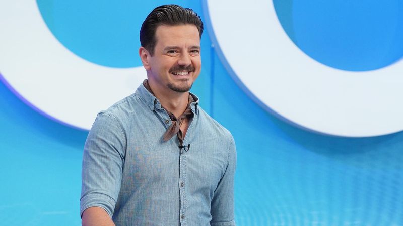 "Am căzut pe m&acirc;nă, mi-au pus-o &icirc;n ghips, a doua zi am dansat la competiție". Sacrificiile dureroase făcute Mihai Petre pentru a ajunge un mare dansator