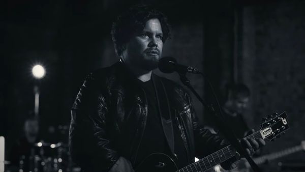 Bosquito lansează piesa "Viu", extrasă de pe albumul "Sus". Mesajul transmis de artişti cu privire la povestea melodiei: "Sper să găsiți aici măcar puțin din ceea ce căutați"