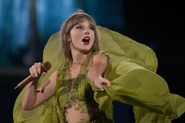 Imagini virale cu Taylor Swift chinuindu-se să respire pe scenă. O fană a superstarului a murit &icirc;n timpul concertului Eras Tour din Brazilia