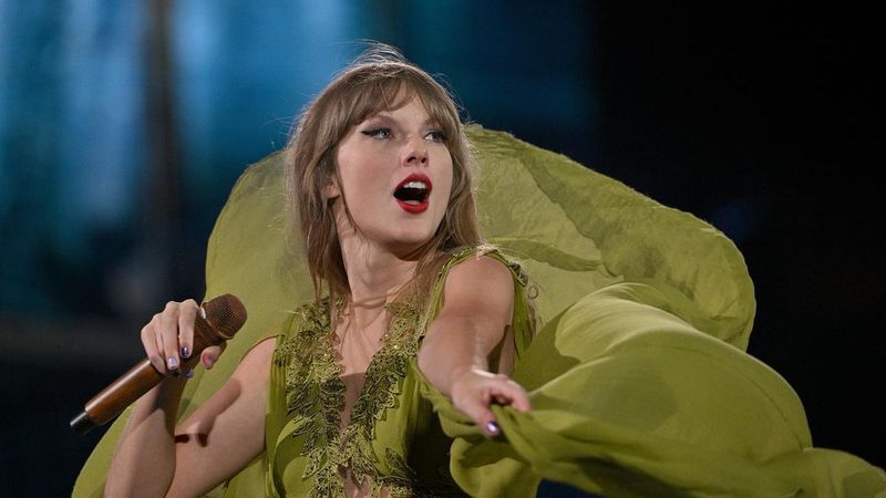 Imagini virale cu Taylor Swift chinuindu-se să respire pe scenă. O fană a superstarului a murit &icirc;n timpul concertului Eras Tour din Brazilia